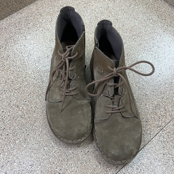 Clark soft cushion ankle boots - Picture 2 of 5